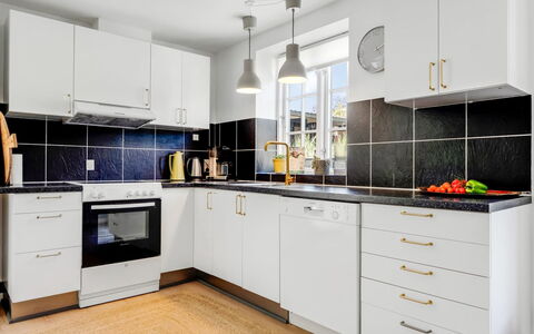 Viivi - 900M from the Sea: Keuken, Toestel Van De Keuken, Countertop, Major Appliance, Flooring, Cabinetry, Interieur Ontwerp, Huishoudapparatuur, Verdieping, Wastafel