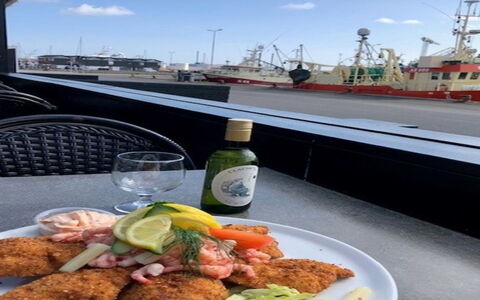 Viivi - 900M from the Sea: Voedsel, Tableware, Ingrediënt, Watercraft, Dishware, Bord, Serveware, Boot