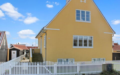 Borka - 150M from the Sea: Gebouw, Venster, Huis, Facade, Dak, Huis, Woongebied, Architectuur, Verblijf, Samengesteld Materiaal