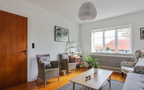 Borka - 150M from the Sea: Meubilair, Interieur Ontwerp, Flooring, Verdieping, Bankstel, Muur, Hout, Plafond, Woonkamer, Houten Vloer