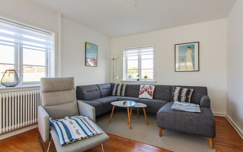 Borka - 150M from the Sea: Meubilair, Flooring, Interieur Ontwerp, Verdieping, Hout, Bankstel, Houten Vloer, Woonkamer, Kamer, Huis