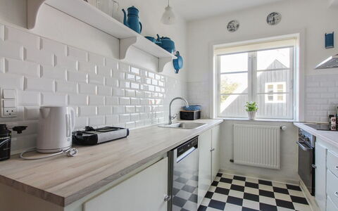 Borka - 150M from the Sea: Keuken, Toestel Van De Keuken, Countertop, Flooring, Major Appliance, Interieur Ontwerp, Cabinetry, Verdieping, Meubilair, Kamer