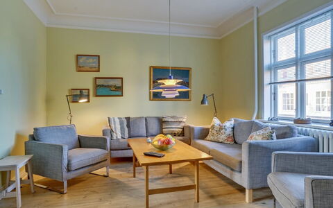 Reko - 500M from the Sea: Meubilair, Interieur Ontwerp, Flooring, Verdieping, Bankstel, Hout, Woonkamer, Appartement, Kamer, Plafond