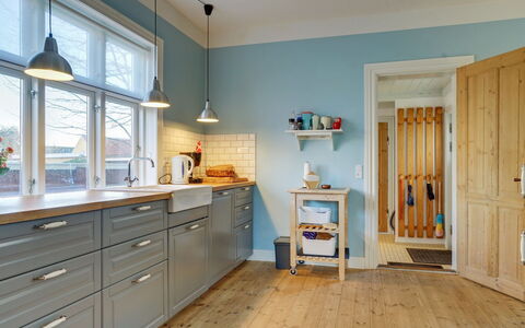 Reko - 500M from the Sea: Flooring, Interieur Ontwerp, Hout, Cabinetry, Verdieping, Keuken, Meubilair, Plafond, Lade, Countertop