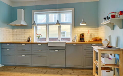 Reko - 500M from the Sea: Keuken, Interieur Ontwerp, Flooring, Cabinetry, Meubilair, Countertop, Hout, Toestel Van De Keuken, Lade, Verdieping