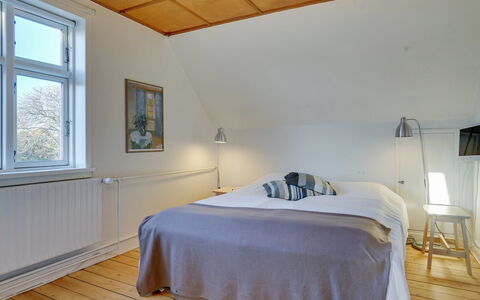 Reko - 500M from the Sea: Bed, Slaapkamer, Flooring, Interieur Ontwerp, Verdieping, Hout, Plafond, Houten Vloer, Laken, Bedding