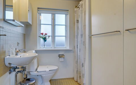 Reko - 500M from the Sea: Badkamer, Loodgieterswerkinrichting, Wastafel In De Badkamer, Wastafel, Flooring, Interieur Ontwerp, Verdieping, Toilet, Kraan, Loodgieter