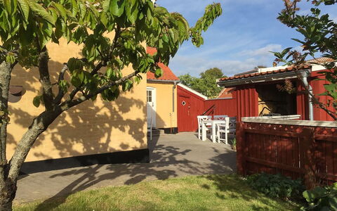 Reko - 500M from the Sea: Huis, Verblijf, Tuin, Backyard, Werf, Schaduw, Gazon, Beits, Landscaping, Buitenmeubels