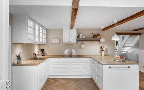 Juhana - 150M from the Sea: Meubilair, Keuken, Cabinetry, Flooring, Interieur Ontwerp, Countertop, Hout, Toestel Van De Keuken, Verdieping, Lade
