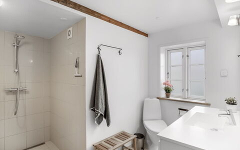 Juhana - 150M from the Sea: Flooring, Muur, Interieur Ontwerp, Loodgieterswerkinrichting, Verdieping, Badkamer, Plafond, Kraan, Loodgieter, Huis
