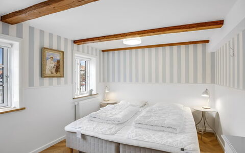 Juhana - 150M from the Sea: Interieur Ontwerp, Hout, Slaapkamer, Plafond, Flooring, Verdieping, Bed, Bedding, Laken, Linens
