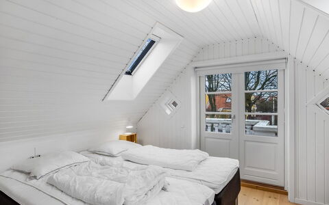 Juhana - 150M from the Sea: Hout, Huis, Verblijf, Hardwood, Slaapkamer, Plank, Beits, Freezing, Daylighting, Bed