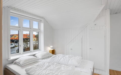 Juhana - 150M from the Sea: Hout, Slaapkamer, Verdieping, Plafond, Interieur Ontwerp, Bed, Bedding, Appartement, Linens, Bed Frame