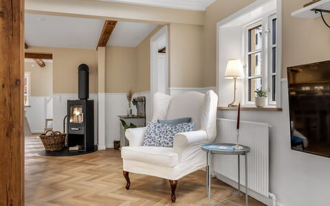 Juhana - 150M from the Sea: Meubilair, Flooring, Interieur Ontwerp, Verdieping, Muur, Houten Vloer, Hout, Woonkamer, Huis, Kamer