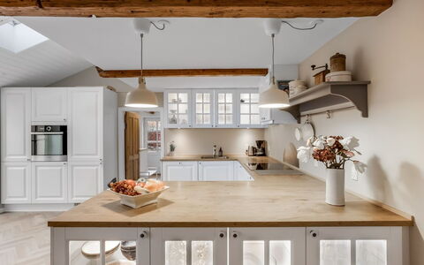 Juhana - 150M from the Sea: Meubilair, Keuken, Cabinetry, Interieur Ontwerp, Countertop, Flooring, Lichte Inrichting, Hout, Plafond, Toestel Van De Keuken