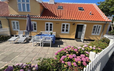 Juhana - 150M from the Sea: Hout, Dak, Architectuur, Huis, Huis, Verblijf, Siding, Hardwood, Helling, Landgoed