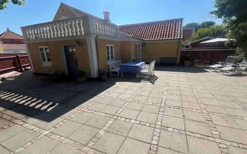Juhana - 150M from the Sea: Hout, Dak, Architectuur, Huis, Huis, Verblijf, Siding, Hardwood, Helling, Landgoed