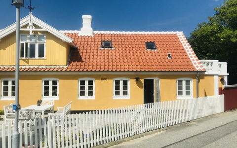 Juhana - 150M from the Sea: Hout, Dak, Architectuur, Huis, Huis, Verblijf, Siding, Hardwood, Helling, Landgoed