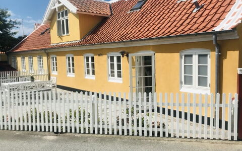 Juhana - 150M from the Sea: Hout, Dak, Architectuur, Huis, Huis, Verblijf, Siding, Hardwood, Helling, Landgoed
