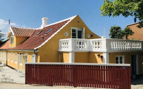 Juhana - 150M from the Sea: Hout, Dak, Architectuur, Huis, Huis, Verblijf, Siding, Hardwood, Helling, Landgoed