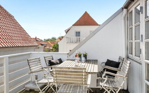 Naina - 200M from the Sea: Hout, Buitenmeubels, Huis, Balkon, Stoel, Appartement, Dek, Buitentafel, Bloempot, Patio