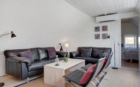 Naina - 200M from the Sea: Meubilair, Bankstel, Interieur Ontwerp, Flooring, Hout, Woonkamer, Verdieping, Plafond, Tafel, Kamer