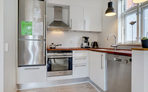 Naina - 200M from the Sea: Keuken, Toestel Van De Keuken, Countertop, Flooring, Cabinetry, Major Appliance, Interieur Ontwerp, Meubilair, Huishoudapparatuur, Hout