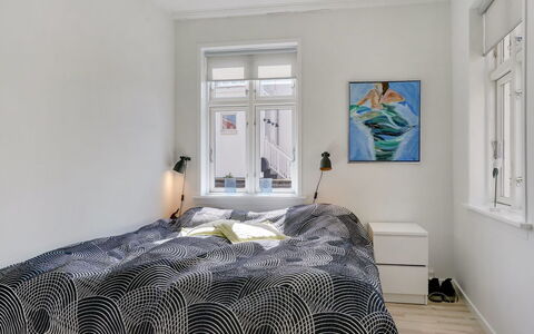 Naina - 200M from the Sea: Bed, Slaapkamer, Interieur Ontwerp, Meubilair, Bedding, Laken, Hout, Verdieping, Flooring, Linens