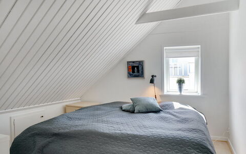 Naina - 200M from the Sea: Slaapkamer, Hout, Interieur Ontwerp, Plafond, Bed, Flooring, Verdieping, Bedding, Laken, Verlichting