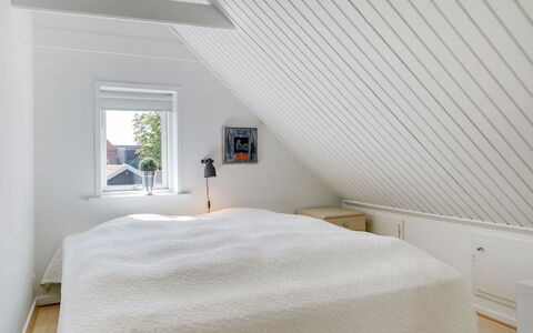Naina - 200M from the Sea: Hout, Plafond, Interieur Ontwerp, Slaapkamer, Flooring, Verdieping, Bed, Verlichting, Huis, Zolder