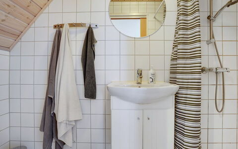 Naina - 200M from the Sea: Flooring, Interieur Ontwerp, Loodgieterswerkinrichting, Verdieping, Badkamer, Loodgieter, Wastafel, Kraan, Kamer, Tegel