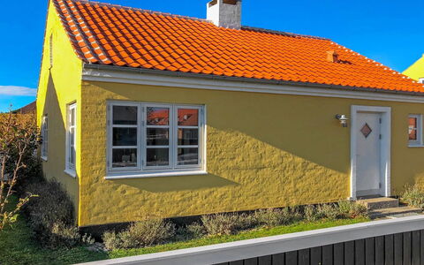 Fulla - 1.1Km from the Sea: Venster, Geel, Huis, Dak, Verblijf, Huis, Schuifraam, Siding, Verf, Boerderij
