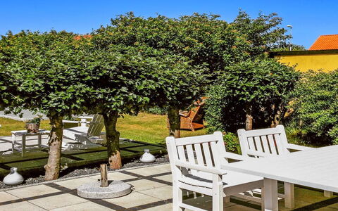 Fulla - 1.1Km from the Sea: Struik, Schaduw, Tuin, Woody Plant, Bloempot, Landscaping, Werf, Buitenmeubels, Gang, Openluchtbank