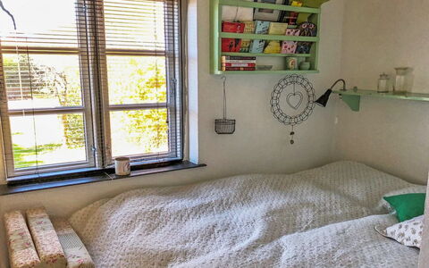 Fulla - 1.1Km from the Sea: Meubilair, Slaapkamer, Interieur Ontwerp, Bed, Muur, Bedding, Laken, Linens, Hout, Verdieping