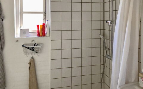 Fulla - 1.1Km from the Sea: Muur, Badkamer, Loodgieterswerkinrichting, Flooring, Interieur Ontwerp, Verdieping, Loodgieter, Tegel, Kamer, Kraan