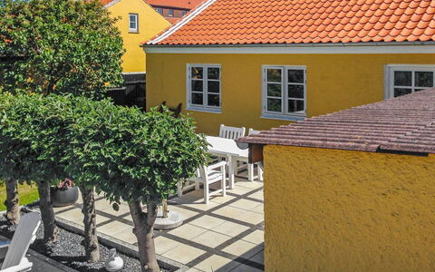 Fulla - 1.1Km from the Sea: Huis, Verblijf, Tuin, Schaduw, Werf, Backyard, Landscaping, Buitenmeubels, Kamerplant, Eco Hotel