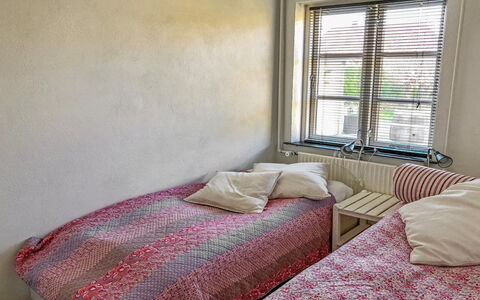 Fulla - 1.1Km from the Sea: Bed, Slaapkamer, Bedding, Verdieping, Muur, Laken, Flooring, Linens, Hout, Interieur Ontwerp