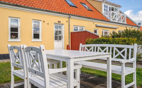 Annbritt - 500M from the Sea: Flooring, Verdieping, Plafond, Interieur Ontwerp, Countertop, Keuken, Cabinetry, Kamer, Major Appliance, Lichte Inrichting