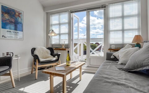 Annbritt - 500M from the Sea: Flooring, Verdieping, Plafond, Interieur Ontwerp, Countertop, Keuken, Cabinetry, Kamer, Major Appliance, Lichte Inrichting