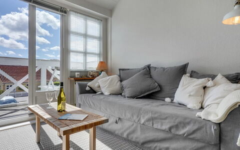 Annbritt - 500M from the Sea: Flooring, Verdieping, Plafond, Interieur Ontwerp, Countertop, Keuken, Cabinetry, Kamer, Major Appliance, Lichte Inrichting