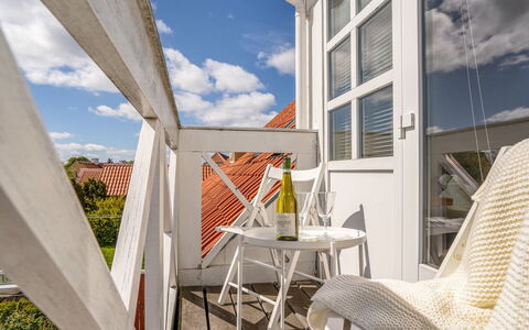 Annbritt - 500M from the Sea: Flooring, Verdieping, Plafond, Interieur Ontwerp, Countertop, Keuken, Cabinetry, Kamer, Major Appliance, Lichte Inrichting