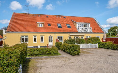 Annbritt - 500M from the Sea: Flooring, Verdieping, Plafond, Interieur Ontwerp, Countertop, Keuken, Cabinetry, Kamer, Major Appliance, Lichte Inrichting
