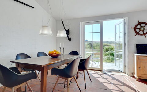 Jantje - 500M from the Sea: Meubilair, Flooring, Interieur Ontwerp, Stoel, Hout, Verdieping, Tafel, Eetkamer, Keuken En Eettafel, Verlichting
