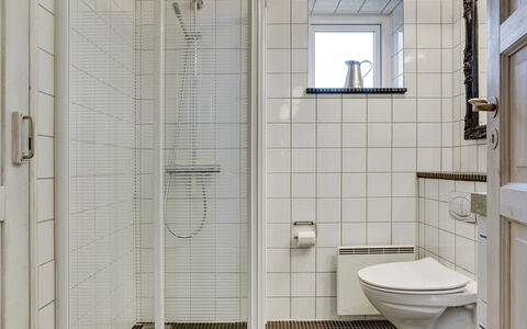 Jantje - 500M from the Sea: Badkamer, Wc Bril, Loodgieterswerkinrichting, Muur, Toilet, Flooring, Verdieping, Interieur Ontwerp, Loodgieter, Tegel