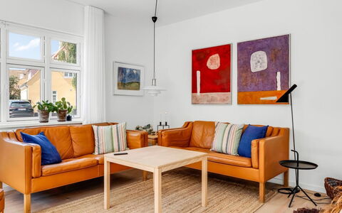 Hansiane - 500M from the Sea: Meubilair, Bankstel, Interieur Ontwerp, Flooring, Woonkamer, Hout, Verdieping, Appartement, Huis