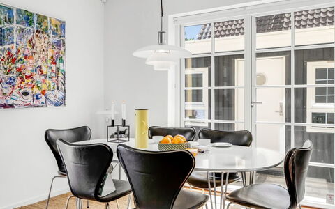 Hansiane - 500M from the Sea: Meubilair, Interieur Ontwerp, Flooring, Verdieping, Tafel, Stoel, Plafond, Lichte Inrichting, Verlichting, Eetkamer