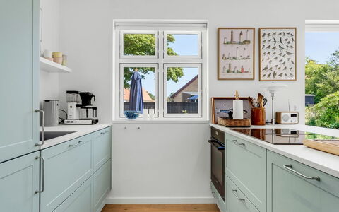 Hansiane - 500M from the Sea: Hout, Flooring, Cabinetry, Toestel Van De Keuken, Keuken, Interieur Ontwerp, Verdieping, Meubilair, Countertop, Lade