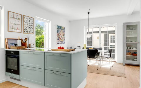 Hansiane - 500M from the Sea: Flooring, Keuken, Meubilair, Cabinetry, Interieur Ontwerp, Toestel Van De Keuken, Countertop, Hout, Verdieping, Major Appliance
