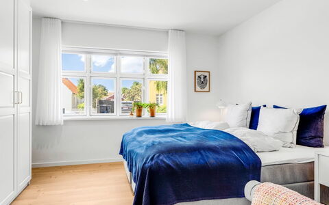 Hansiane - 500M from the Sea: Interieur Ontwerp, Bed, Slaapkamer, Meubilair, Verdieping, Flooring, Appartement, Bedding, Laken, Linens