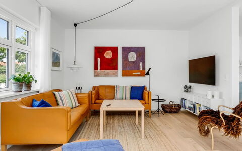 Hansiane - 500M from the Sea: Meubilair, Bankstel, Interieur Ontwerp, Flooring, Muur, Verdieping, Woonkamer, Hout, Appartement, Kamer